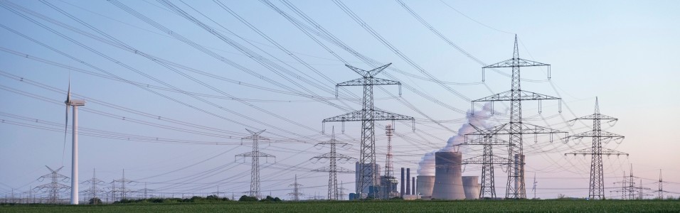 Übertragungsnetz, Stromleitungen an einem konventionellen Kraftwerk
